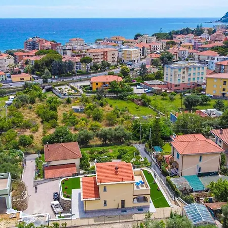 Mimosa Diano Marina: Exclusive Use Villa, Garden, Barbecue, 3 Bedrooms&3 Bathrooms * Diano Marina