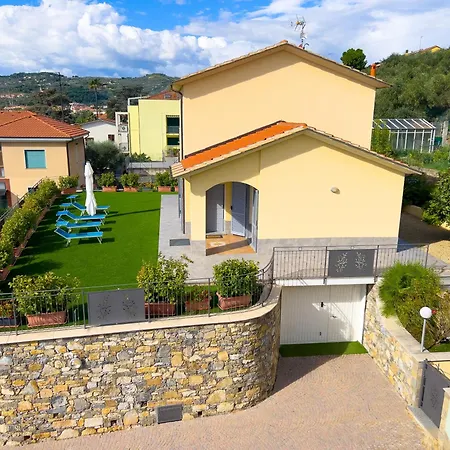 Mimosa Diano Marina: Exclusive Use Villa, Garden, Barbecue, 3 Bedrooms And 3 Bathrooms