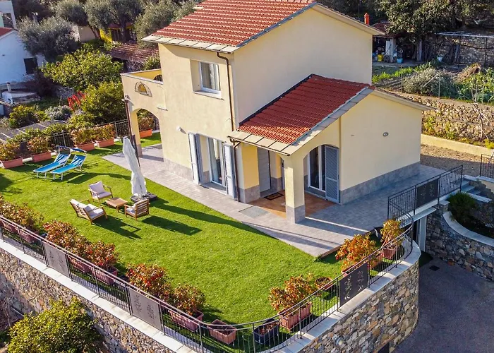 Mimosa Diano Marina: Exclusive Use Villa, Garden, Barbecue, 3 Bedrooms&3 Bathrooms Villa