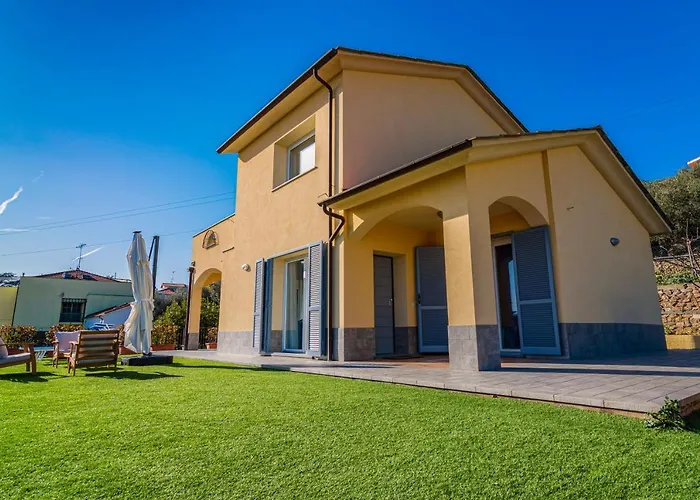 Villa Mimosa Diano Marina: Exclusive Use Villa, Garden, Barbecue, 3 Bedrooms&3 Bathrooms Diano Marina