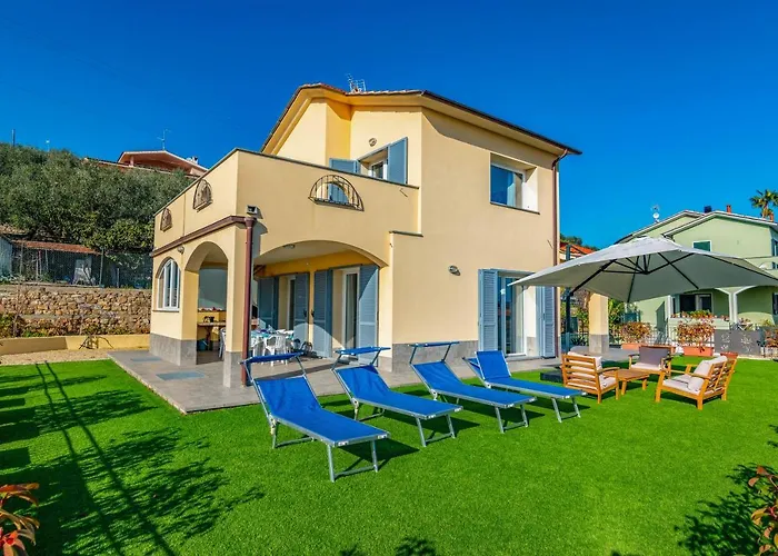 Mimosa Diano Marina: Exclusive Use Villa, Garden, Barbecue, 3 Bedrooms And 3 Bathrooms فيلة