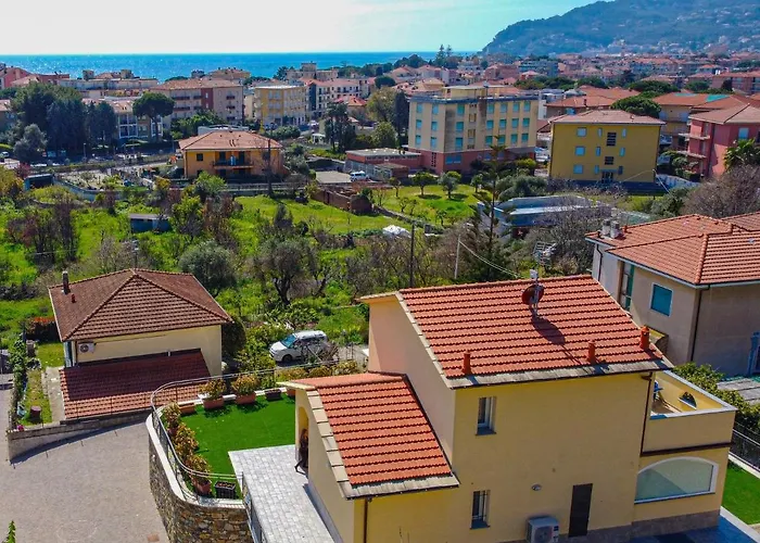 Mimosa Diano Marina: Exclusive Use Villa, Garden, Barbecue, 3 Bedrooms&3 Bathrooms *